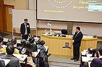 Prof. Zhu Shining (left) discusses academic issues with Prof. Xu Jianbin and other lecture participants